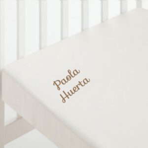 Sábana bajera beige personalizada para cuna