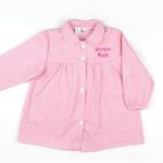 - Fabricado en España para Mi Pipo - Tejido popelín 70% poliéster y 30% algodón. Estampado de cuadros pequeños - Con dos bolsillos y cierre delantero de botones. Puños con goma. - Cinta en el cuello para colgar - Se personaliza el pecho bordado. Máximo 20 caracteres en dos líneas. - Disponible en tallas 1-2 y 2-3 años - Revisa las medidas (aproximadas) de las tallas en la tabla adjunta - Apto para lavadora máximo 30 ºC - La tonalidad del tejido puede variar en diferentes remesas de producción