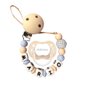 Chupetero De Silicona ganchillo celeste con chupete beige personalizado